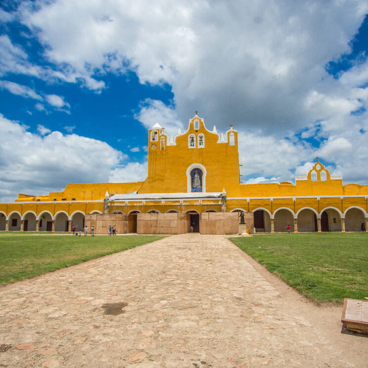 Das Kloster San Antonio de Padua in Izamal, Mexiko, mit gelb gestrichener Fassade und großem Innenhof.
