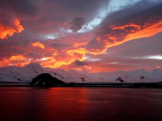 roter Himmel über der Antarktis