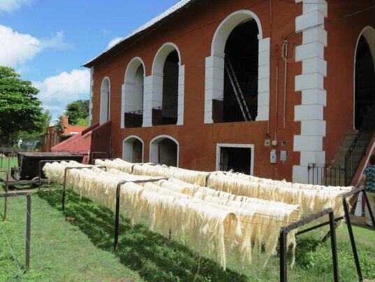 Faser trocknen vor einer roten Hacienda