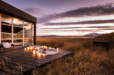 Terrasse mit Whirlpools des Hotel Remota Patagonia am Abend
