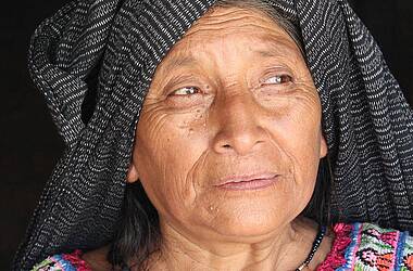 ältere mexikanische Frau in tradioneller indigener Kleidung und Kopfbedeckung