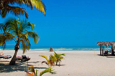 Weißer Strand mit Palmen im Hotel Gitana Del Mar Boutique Beach Resort, Karibikküste von Buritaca