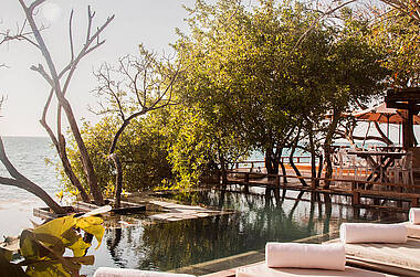 Naturverbunden entspannen: Pool-Landschaft im Hotel Las Islas Barú