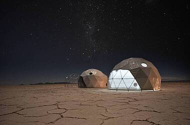Sternlkarer Himmel über der Kachi Lodge direkt in der Uyuni-Salzwüste