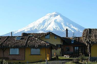 schneebedeckter Vulkan in Ecuador
