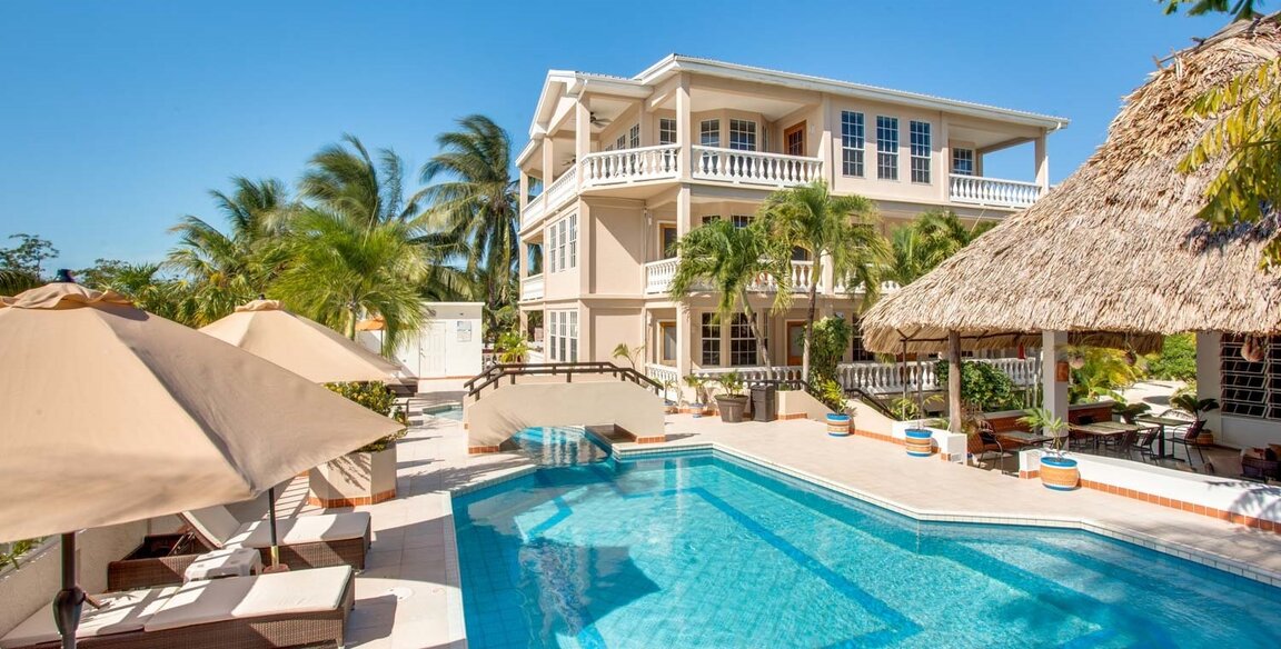 Poolanlage des Iguana Reef Inn auf der Koralleninsel Caye Caulker