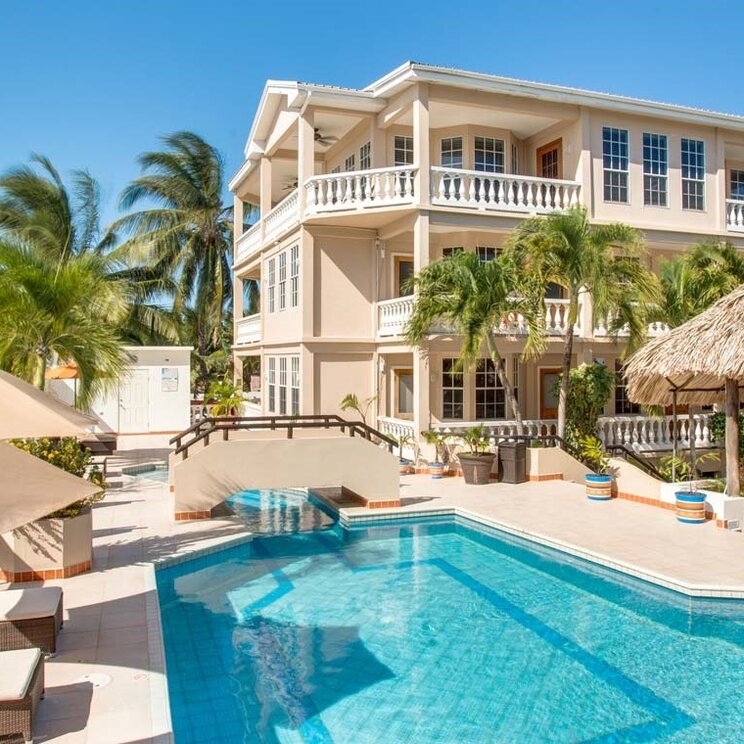 Poolanlage des Iguana Reef Inn auf der Koralleninsel Caye Caulker