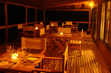 Restaurant der Irupe Lodge abends