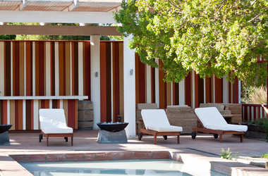 Pool mit Liegestühlen auf dem Weingut La Casona