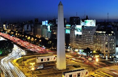 Die breiteste Straße der Welt - die Avenida 9 de Julio in Buenos Aires 