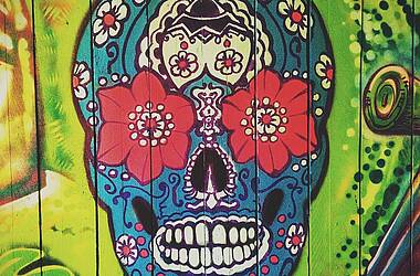 Wandbild eines typischen mexikanischen Totenkopfes mit Blumen als Augen