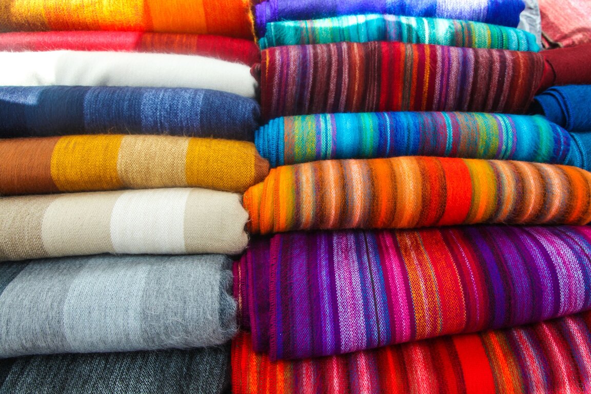Farbige Stoffe auf dem Markt in Otavalo