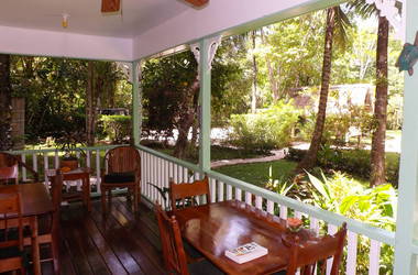 Veranda von Charlies Bar von Hickatee Cottages in Belize