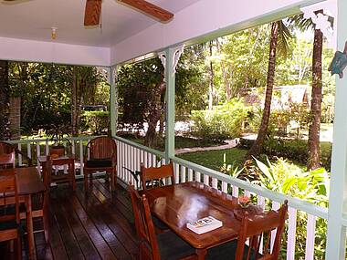 Veranda von Charlies Bar von Hickatee Cottages in Belize