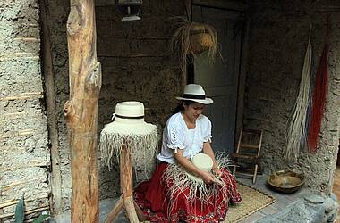 Eine junge Ecuadorianerin fertigt Sombreros an, Cuenca
