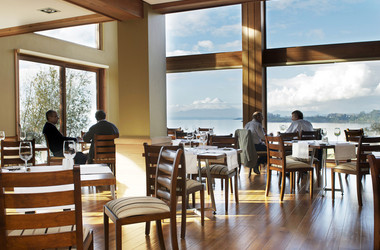 Restaurant im Hotel Cumbres Patagonicas mit Blick auf den See