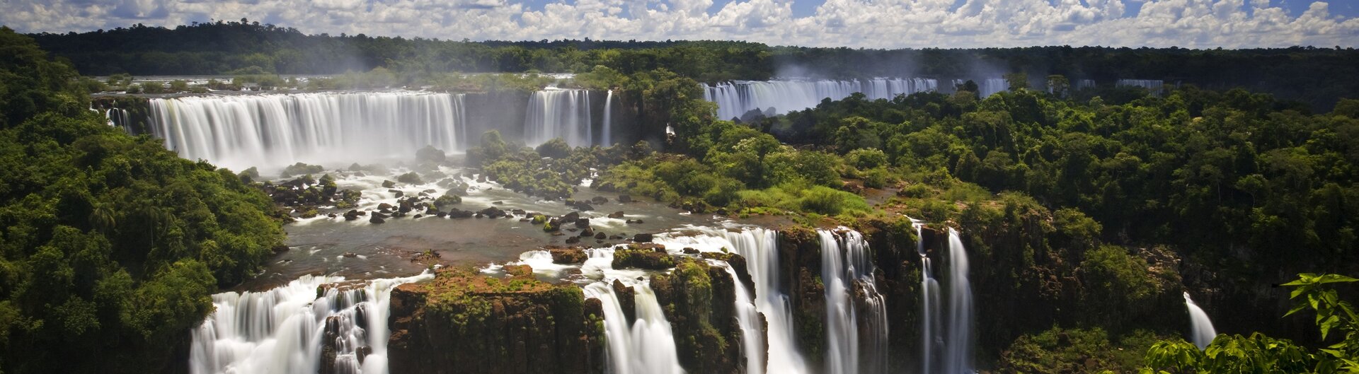 Zwei Stufen der Iguazu Fälle