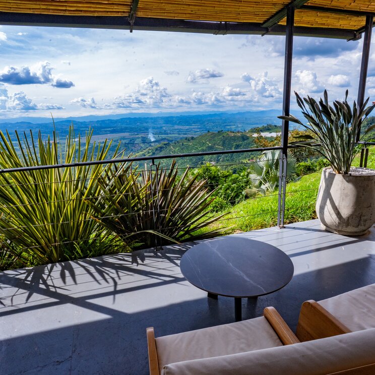 Terrasse mit Sesseln, Beistelltisch und Blick auf die Zentralkordillere Kolumbiens.