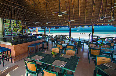 Speisen direkt am Karibikstrand im Hotel Beachscape Kin Ha Villas & Suites, Cancún