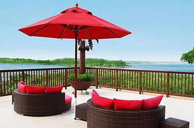 Entspannen in roten Sitzmöbeln mit Blick auf das Meer, Decameron Baru, Isla de Baru