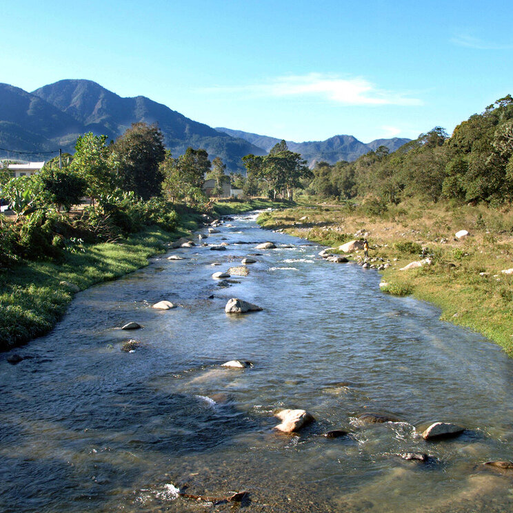 Fluss inmitten von Bergen und üppiger Natur in Jarabacoa.