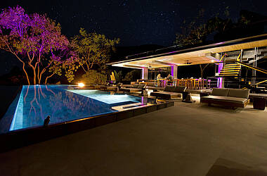 Terrasse und Pool des Hotels Kura Design Villas