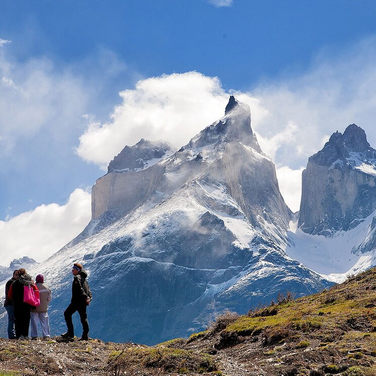 Gruppe von Wanderern vor dem Paine-Massiv