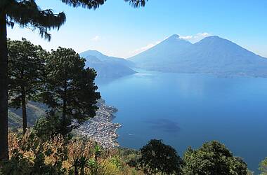 Landschaft um den Lago de Atitlán, den zweitgrößten See in Guatemala