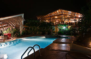 Pool im Hotel Arenal Springs bei Nacht