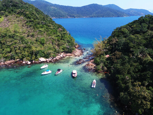 Luftaufnahme von Ilha Grande, Brasilien, mit klarem Wasser und Booten in einer malerischen Bucht.