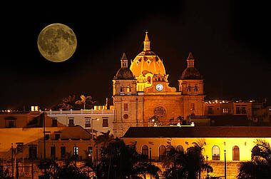 Beleuchtete Kuppelkirche von San Pedro Cartagena bei Vollmond