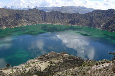 Der blaue Kratersee Quilotoa in der Provinz Cotopaxi im Hochland von Ecuador