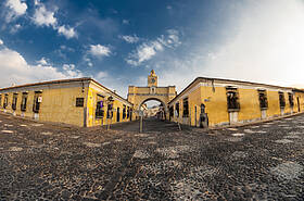 Blick auf den Eingangsbogen in der Kolonialstadt Antigua in Guatemala