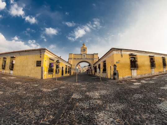 Blick auf den Eingangsbogen in der Kolonialstadt Antigua in Guatemala