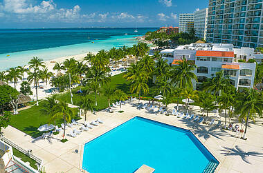 Ansicht über den Hotelkomplex mit Poolanlage des Beachscape Kin Ha Villas & Suites, Cancún