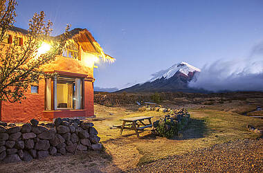 Die Hosteria Tambopaxi Lodge im Cotopaxi Nationalpark Ecuador bei Nacht