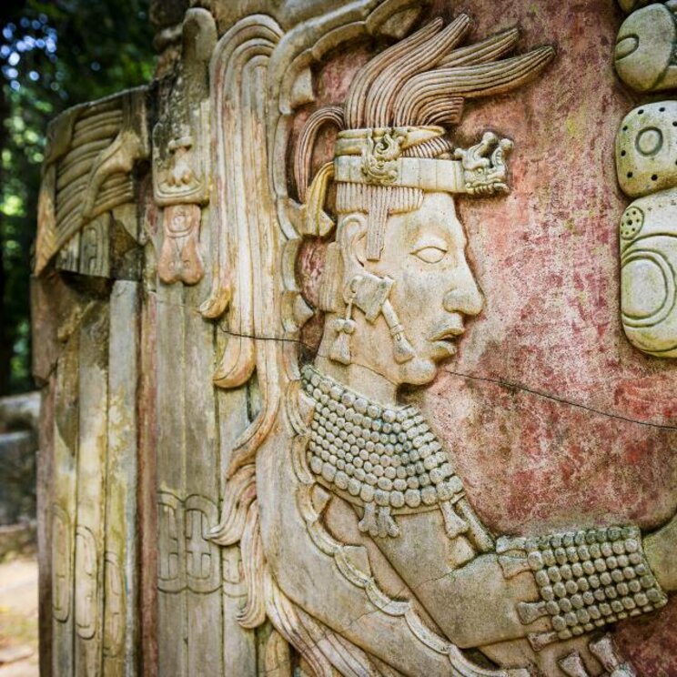 Relief eines Maya-Kriegers in Tempel-Anlage Mexiko