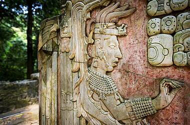 Relief eines Maya-Kriegers in Tempel-Anlage Mexiko