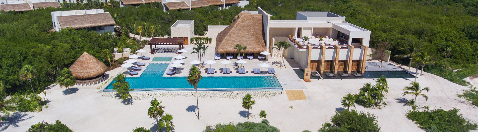 Luftaufnahme des Hotel Chablé Maroma in Punta Maroma, Quintana Roo, Mexiko, mit modernem Design, großzügigem Poolbereich und direkter Lage am weißen Sandstrand.