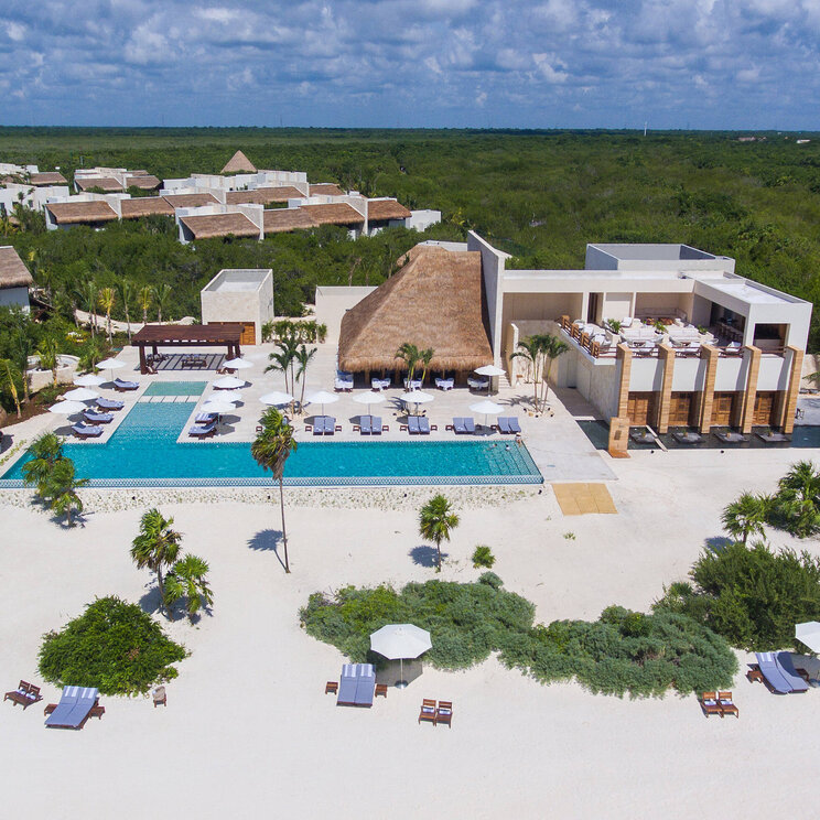 Luftaufnahme des Hotel Chablé Maroma in Punta Maroma, Quintana Roo, Mexiko, mit modernem Design, großzügigem Poolbereich und direkter Lage am weißen Sandstrand.