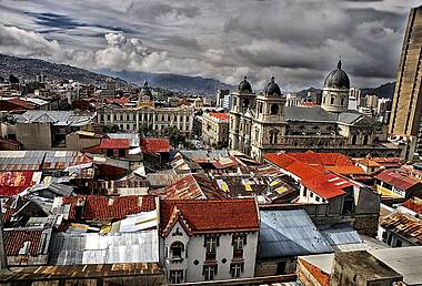 Über den Dächern der historischen Altstadt von La Paz, Bolivien
