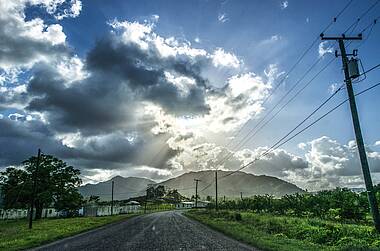 Straße durch Regenwald in Belize