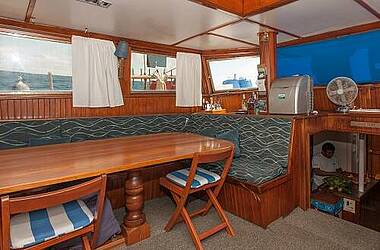 Salon an Bord der Yacht Beagle auf Galapagos Cruise, Ecuador, Boyd Hendrikse