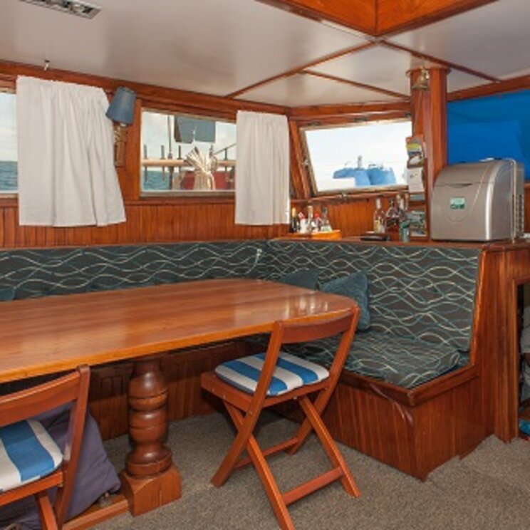 Salon an Bord der Yacht Beagle auf Galapagos Cruise, Ecuador, Boyd Hendrikse