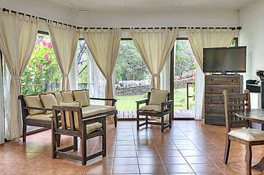 Suite mit Blick auf den Garten auf der Hacienda Guachipelin