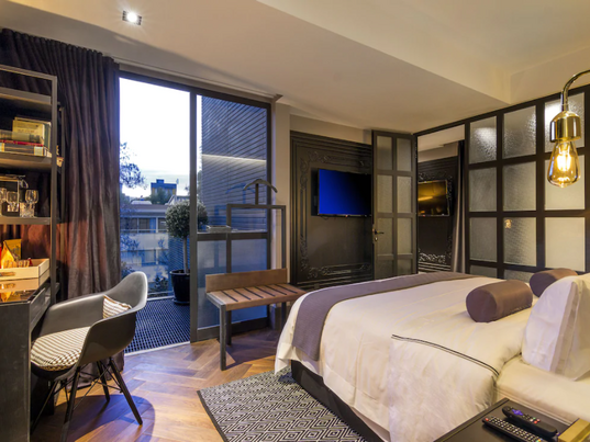 Suite im Hotel The Wild Oscar in Mexiko-Stadt mit Zugang zum Balkon, stilvollem Arbeitsbereich und moderner, gemütlicher Einrichtung.
