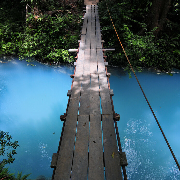 Hängebrücke über den Rio Celeste im Tenorio Vulkan-Nationalpark, Costa Rica.