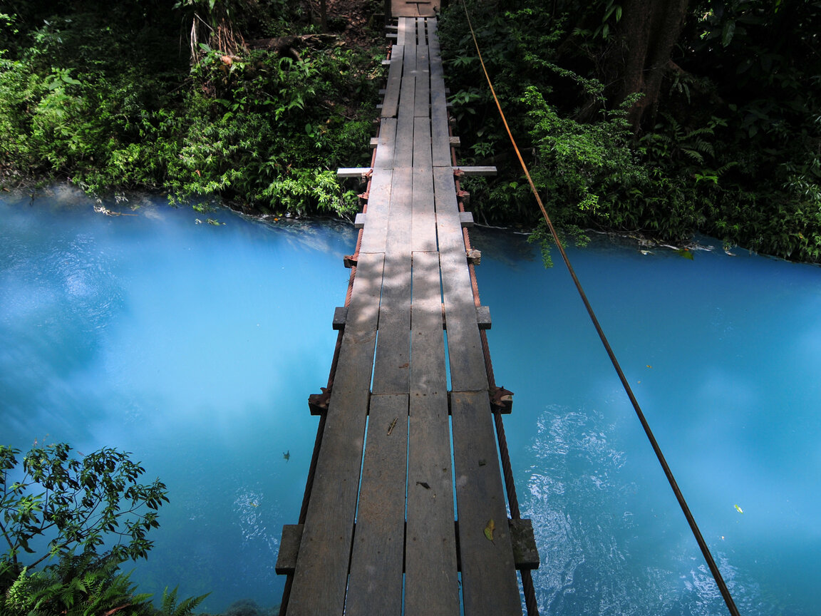 Hängebrücke über den Rio Celeste im Tenorio Vulkan-Nationalpark, Costa Rica.