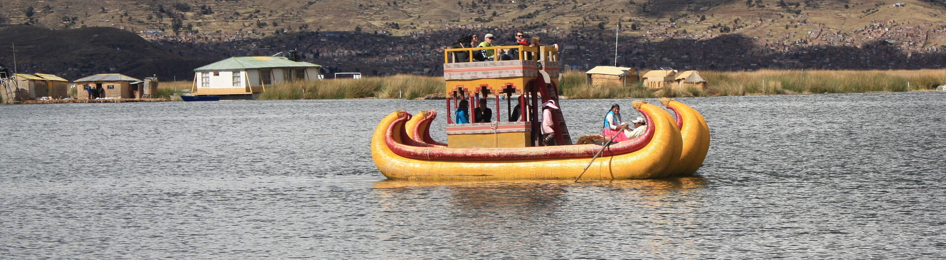 Mit dem Boot aus Schilf über den Titicacasee