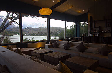 Lounge in der Hosteria Lago Grey mit Blick auf den See